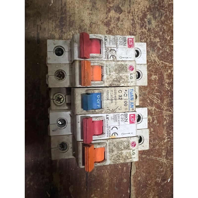 Aptomat tép cũ tháo máy 9k/ 1 cái