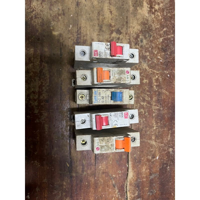 Aptomat tép cũ tháo máy 9k/ 1 cái