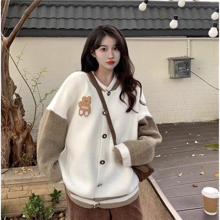 Áo cardigan len thêu hình gấu cadigan khoác ngoài deliz cổ tàu tay phối màu dễ thương | BigBuy360 - bigbuy360.vn