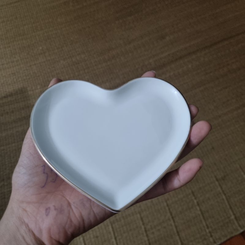 Đĩa tim sứ decor 12cm đĩa tròn viền vàng đũa inox