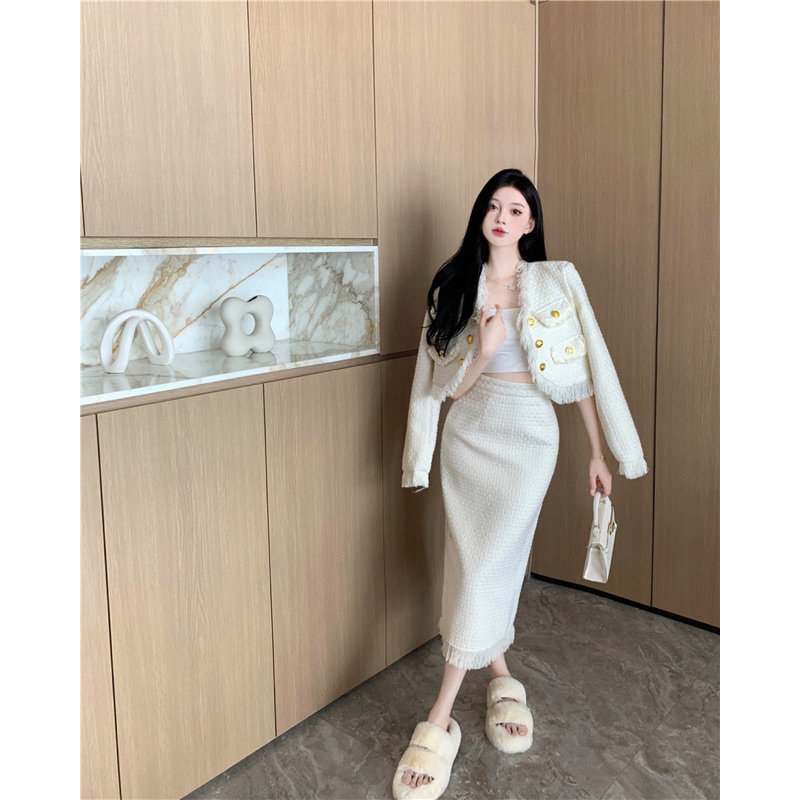 Set dạ tweed áo khoác croptop phối viền tua rua, kèm chân váy dáng dài xẻ sau