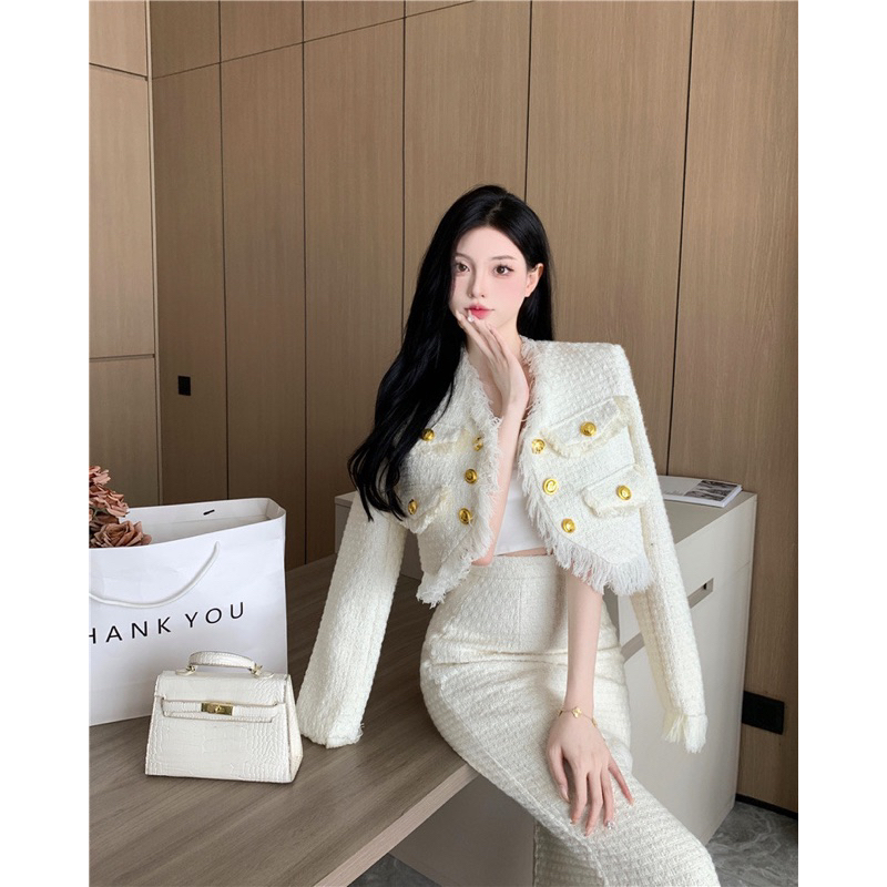 Set dạ tweed áo khoác croptop phối viền tua rua, kèm chân váy dáng dài xẻ sau