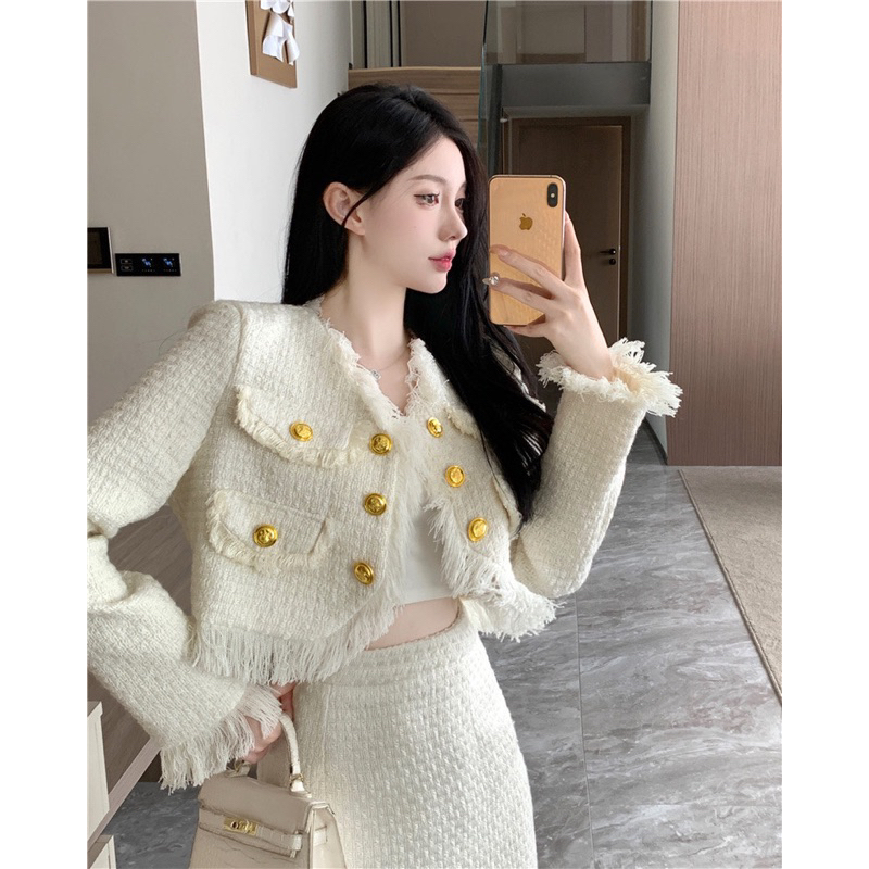 Set dạ tweed áo khoác croptop phối viền tua rua, kèm chân váy dáng dài xẻ sau
