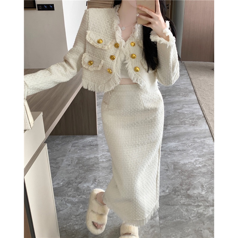 Set dạ tweed áo khoác croptop phối viền tua rua, kèm chân váy dáng dài xẻ sau