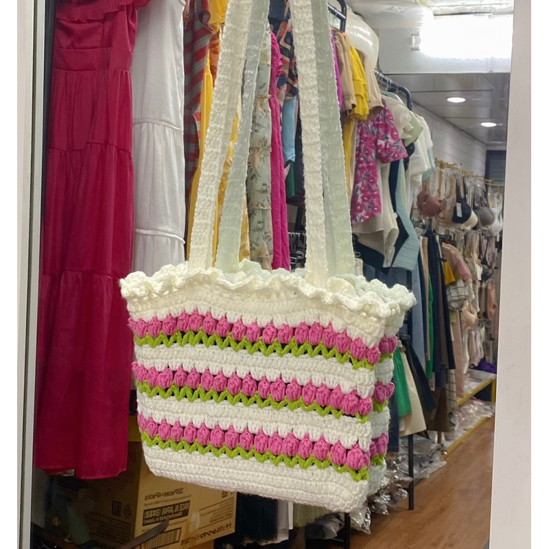 Túi xách handmade hoa tulip bằng len
