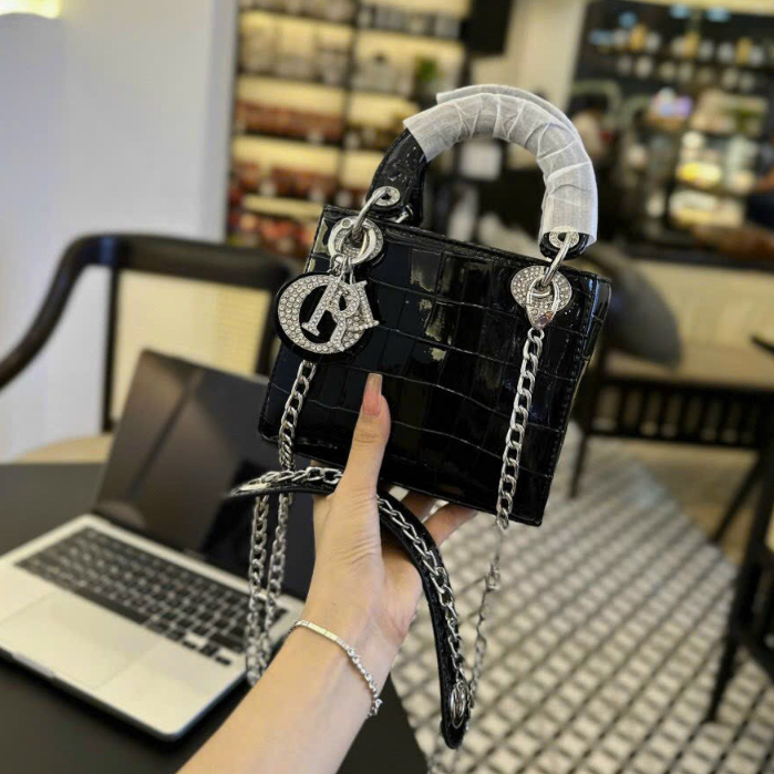 Túi xách tay đi o trần trám da bóng size 20 vân rắn nạm đá fullbox kèm dây đeo chéo