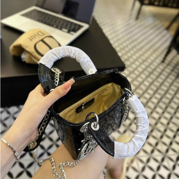 Túi xách tay đi o trần trám da bóng size 20 vân rắn nạm đá fullbox kèm dây đeo chéo