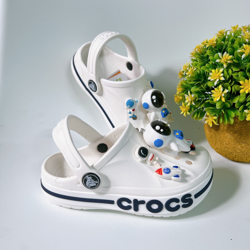 Dép Crocs Bay A trắng mix Cham/sticker Vip bé trai MunCrocs sỉ lẻ sục Crocss bé gái nam nưa người lớn