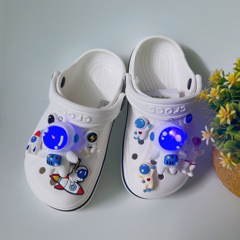 Dép Crocs Bay A trắng mix Cham/sticker Vip bé trai MunCrocs sỉ lẻ sục Crocss bé gái nam nưa người lớn