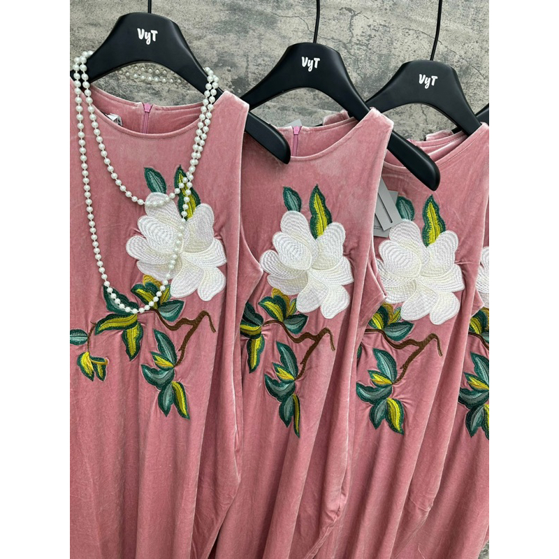 Váy Nhung Sát Nách Công Trắng Đính lông Thuỳ Ngô Thanh Stores