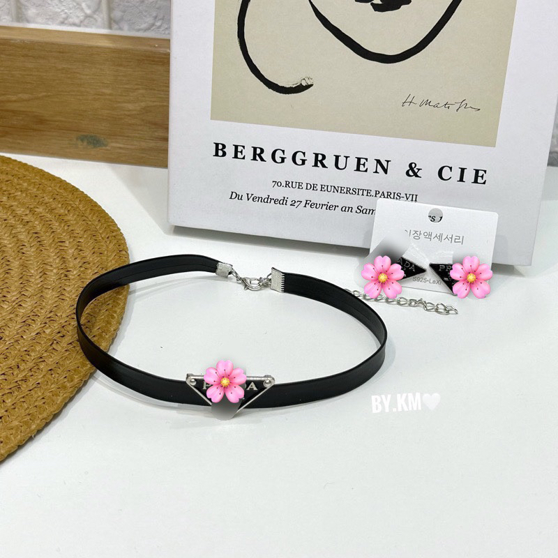 sét phụ kiện chất liệu da+ cổ + vòng tay da mặt tam giác đen viền bạc.