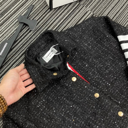 Áo Khoác Gió DSQ 290 Họa Tiết Thêu Và Khóa Chéo Đơn Giản Chất Liệu Gió Phù Hợp Cho Nam Thời Trang Cao Cấp