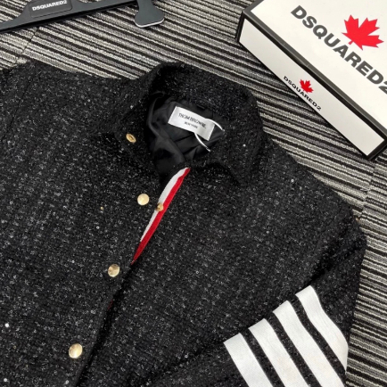 Áo Khoác Gió DSQ 290 Họa Tiết Thêu Và Khóa Chéo Đơn Giản Chất Liệu Gió Phù Hợp Cho Nam Thời Trang Cao Cấp