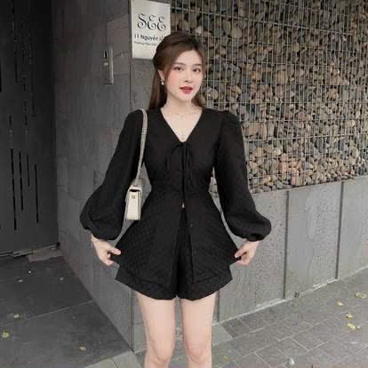 Sét bộ đùi thời trang nữ mặc đi chơi chất cotton lạnh cổ v tay phồng dài đính nút cột dây nơ mix quần đùi 2 màu đen và t