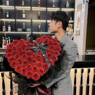 [Hannie Flower] Bó hoa nhũ đỏ tim phối lưới đen