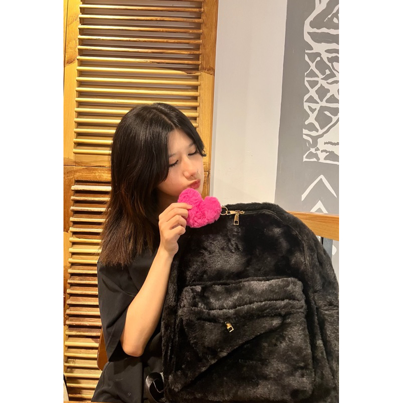 Balo lông đen tặng kèm móc khoá bất kì