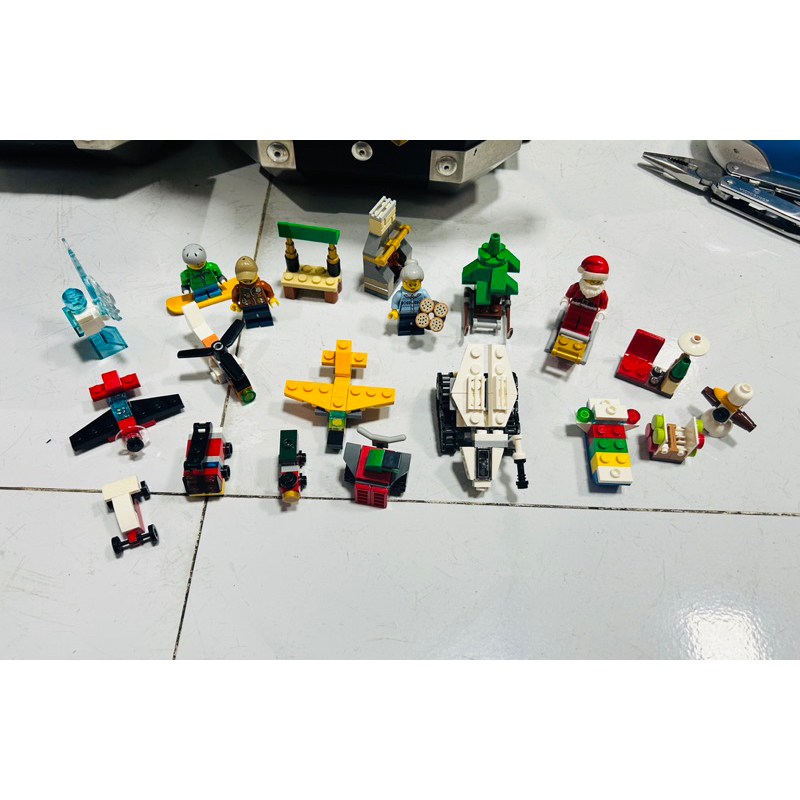 Đồ chơi lắp ráp LEGO 11012 Winter Christmas Tree House Skiing Reindeer Truck Santa Train Christmas Building