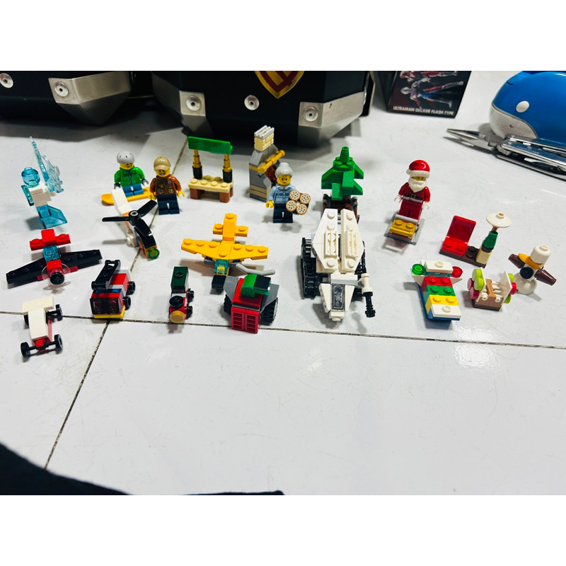 Đồ chơi lắp ráp LEGO 11012 Winter Christmas Tree House Skiing Reindeer Truck Santa Train Christmas Building