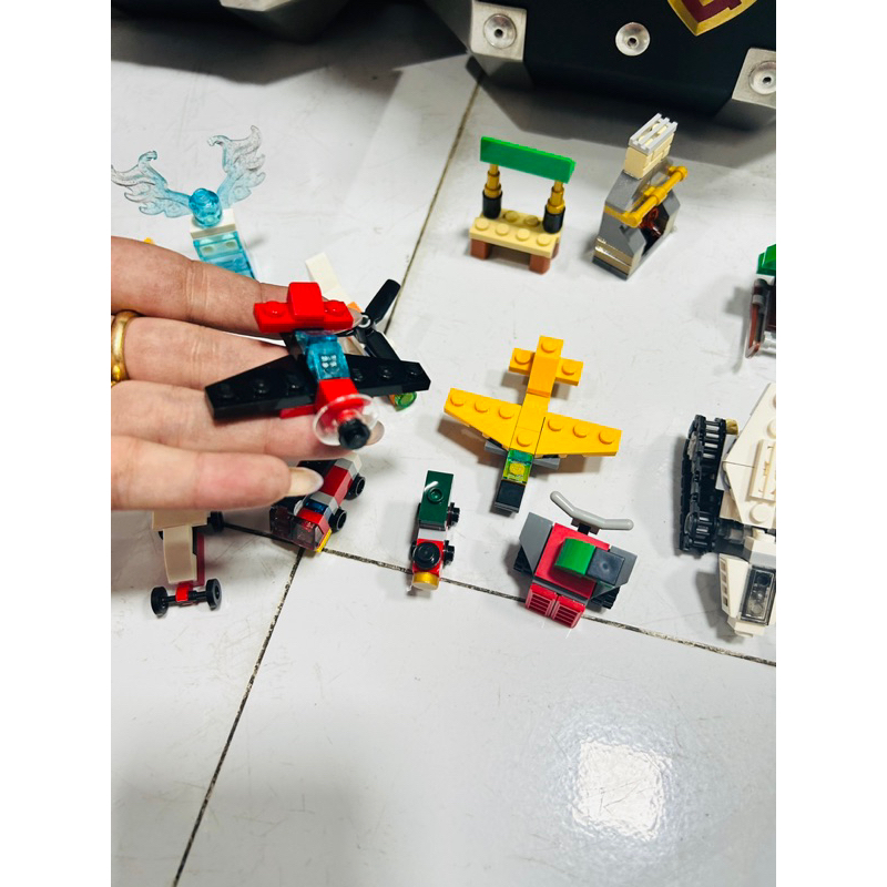 Đồ chơi lắp ráp LEGO 11012 Winter Christmas Tree House Skiing Reindeer Truck Santa Train Christmas Building