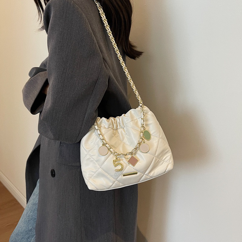 Túi charm hobo xinh mẫu hottend 2023