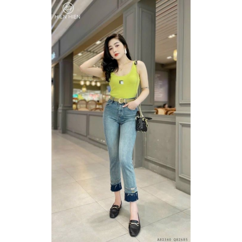 Áo thun chơn sát nách thêu dáng body.