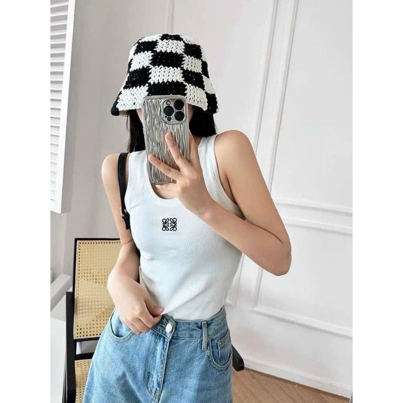 Áo thun chơn sát nách thêu dáng body.