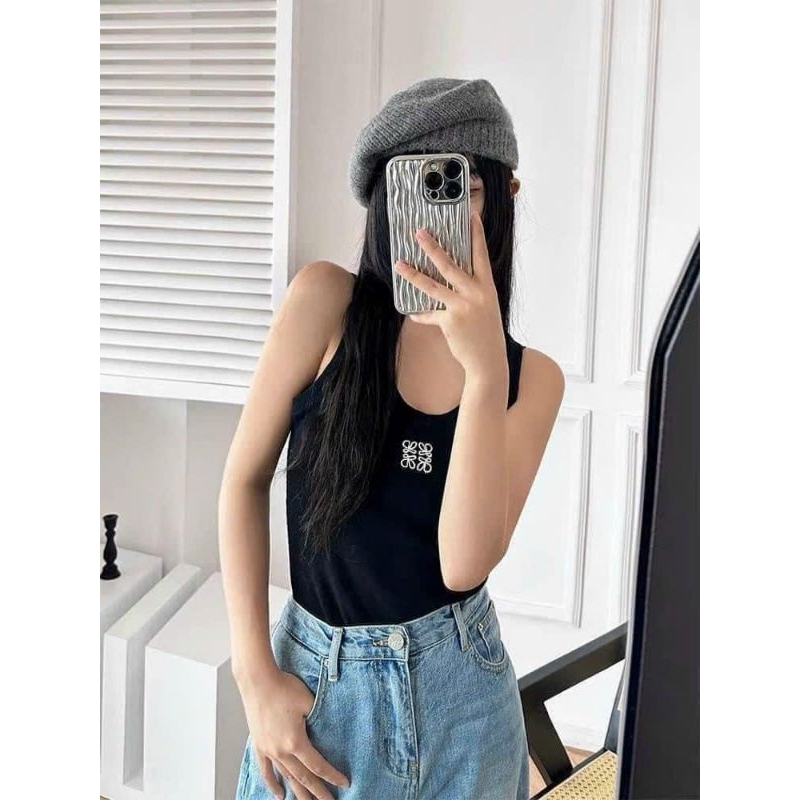 Áo thun chơn sát nách thêu dáng body.