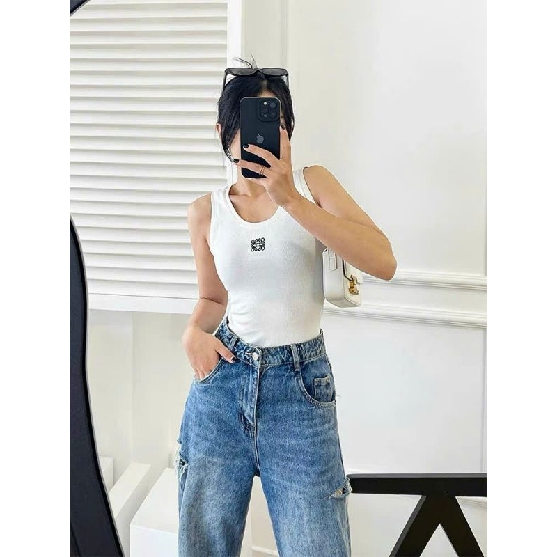 Áo thun chơn sát nách thêu dáng body.