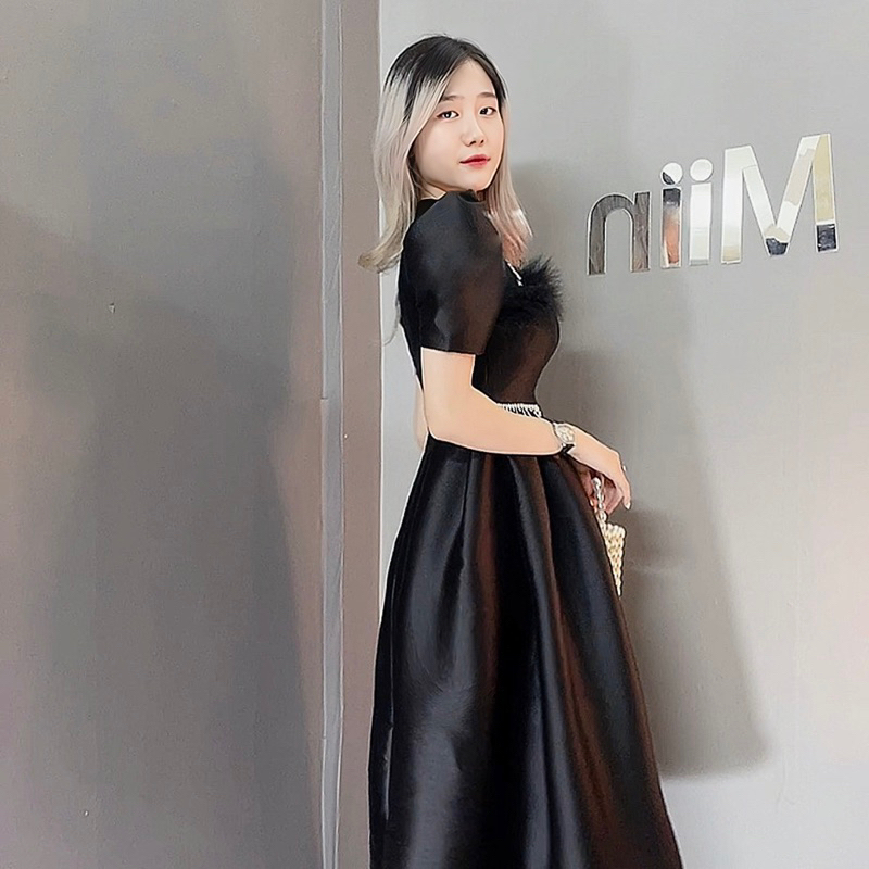 Váy tapta dài cổ vát viền đá phối lông