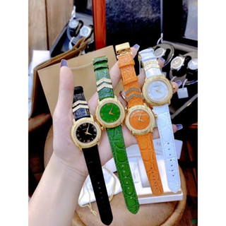 Đồng Hồ Nữ Versace DV 25 Mặt Tròn Dây Da Đỏ Máy Quartz (Pin) Thuy Kính Sapphire Dây Da Vàng Cam Siz 36mm