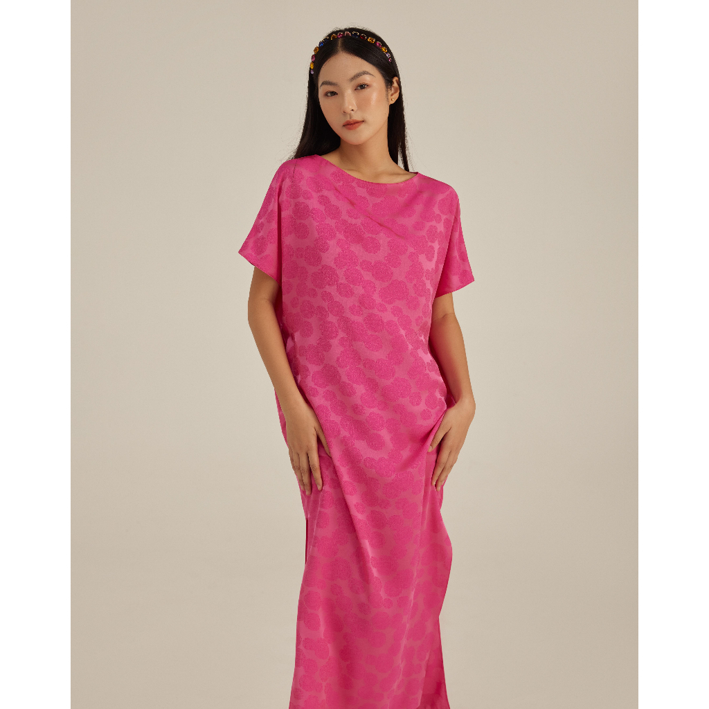 Đầm lụa cổ thuyền xẻ tà hoạ tiết Sen Đá Mauve Signature dress