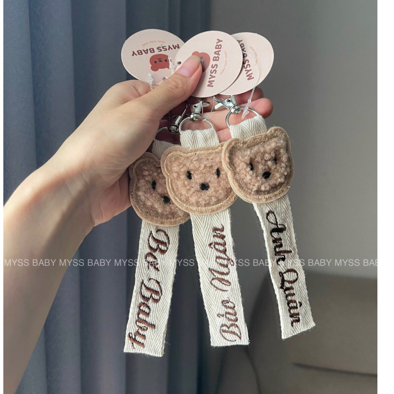 Thẻ tên gấu treo ba lô cho bé thêu tên theo yêu cầu MYSS BABY