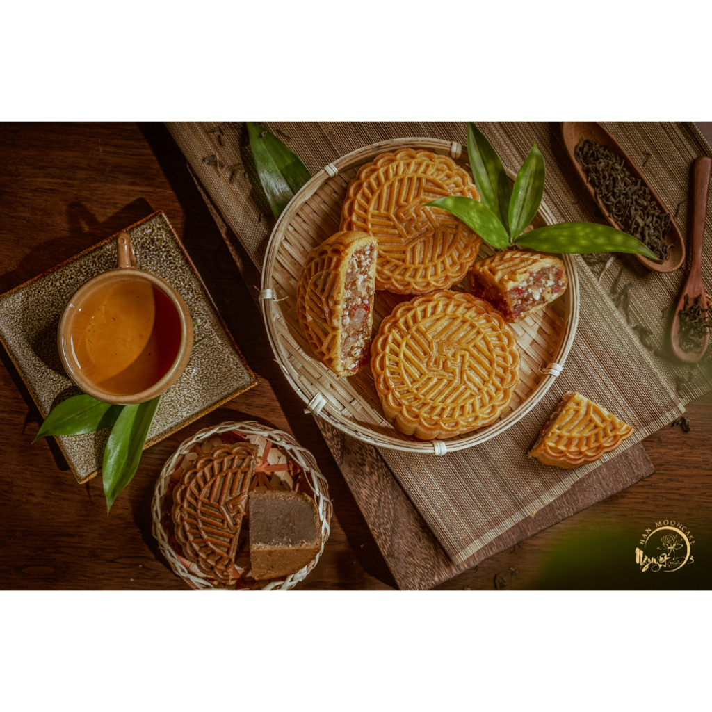 Bánh Trung Thu HAN MOONCAKE Trăng Vàng Hộp 4 Bánh x 200gr