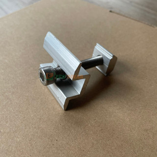 Bát kẹp giữa pin năng lượng mặt trời có ốc