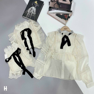 Áo sơ mi khuy ngọc cổ trụ pha ren cổ nơ