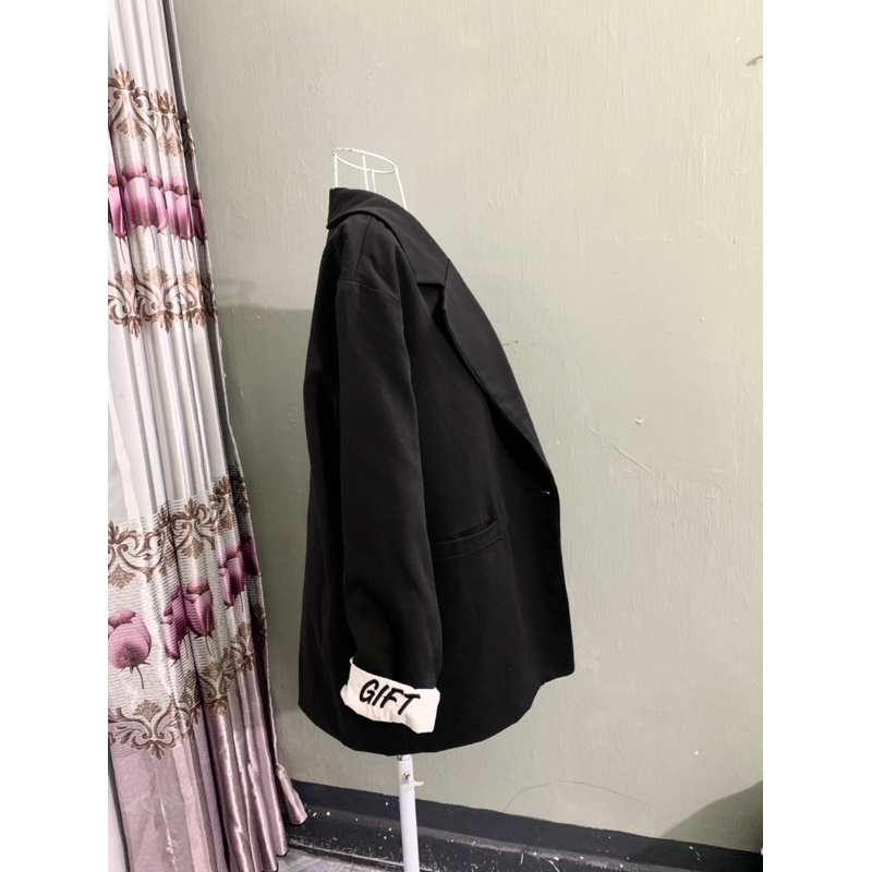 Áo khoác blazer màu đen thêu chữ viền tay cá tính