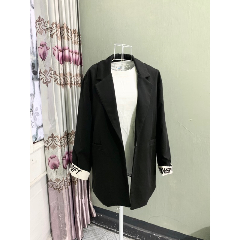 Áo khoác blazer màu đen thêu chữ viền tay cá tính