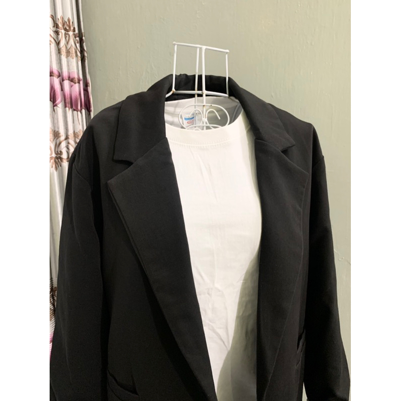 Áo khoác blazer màu đen thêu chữ viền tay cá tính