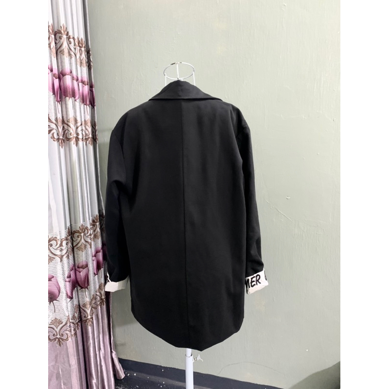Áo khoác blazer màu đen thêu chữ viền tay cá tính