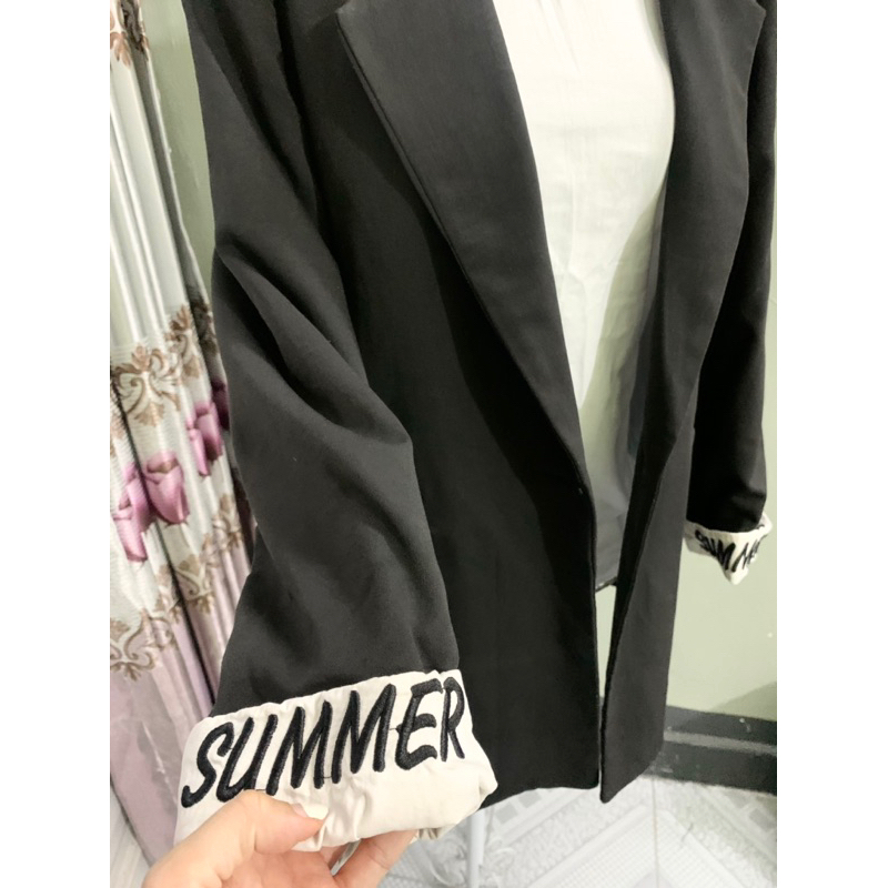 Áo khoác blazer màu đen thêu chữ viền tay cá tính