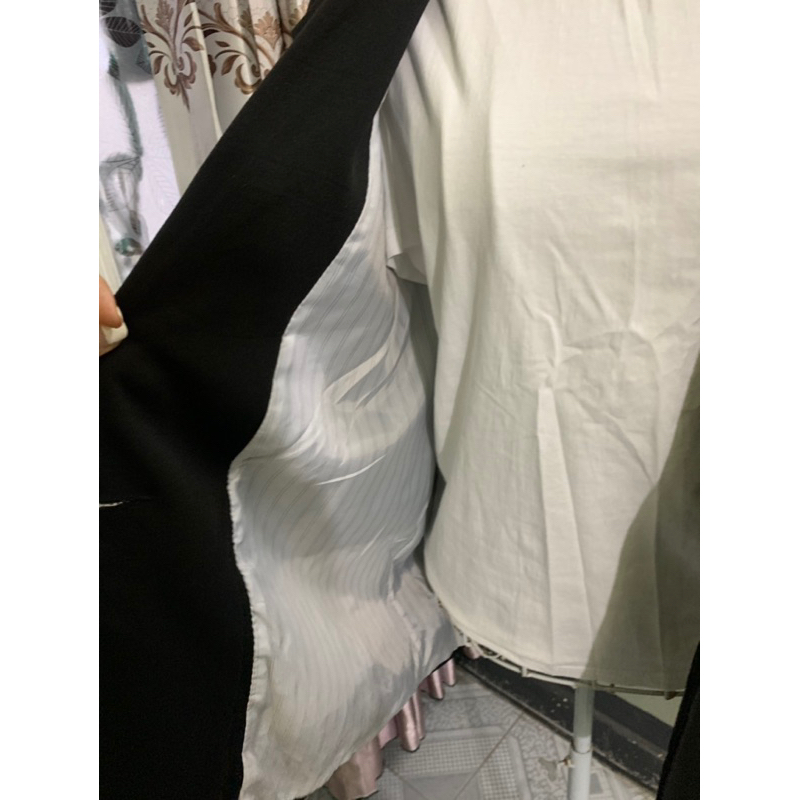 Áo khoác blazer màu đen thêu chữ viền tay cá tính