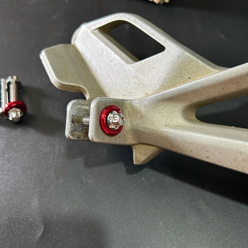 Ốc xỏ gác chân sau Salaya Honda kèm long đền