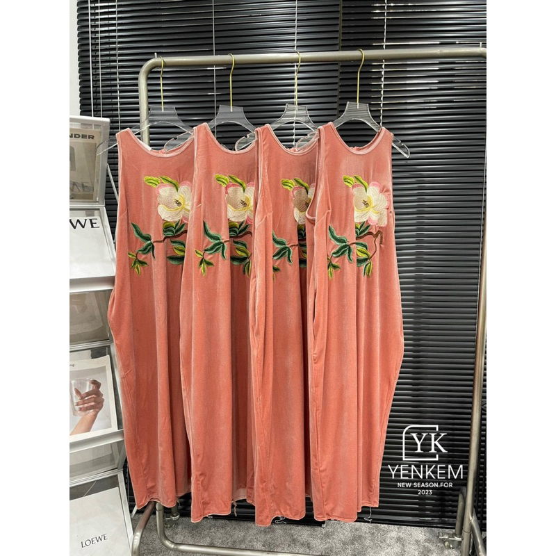 Váy nhung xuông thêu hoa