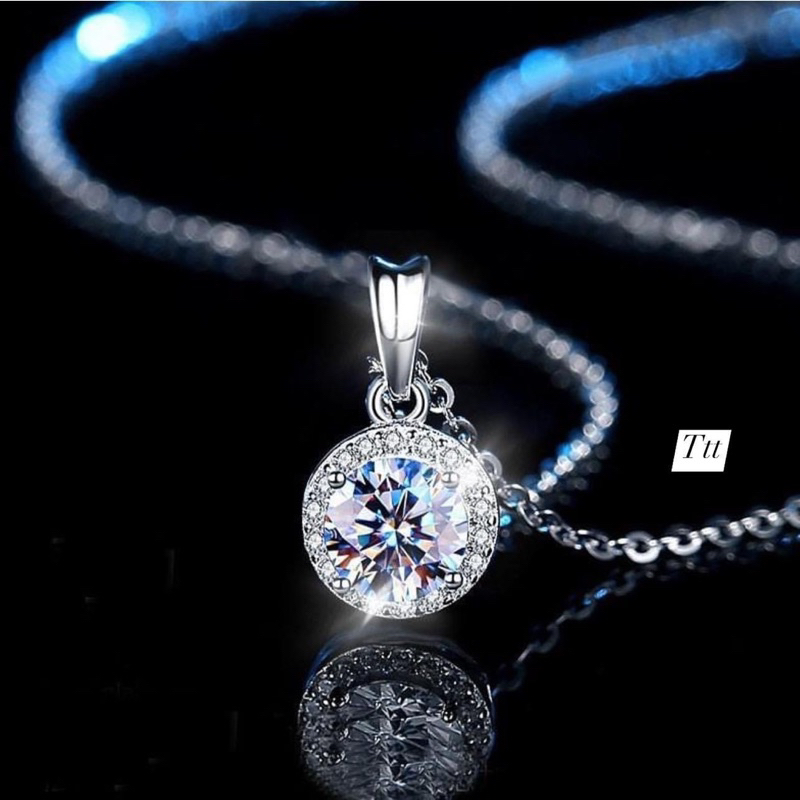 Dây chuyền kèm mặt đá tròn bạc.