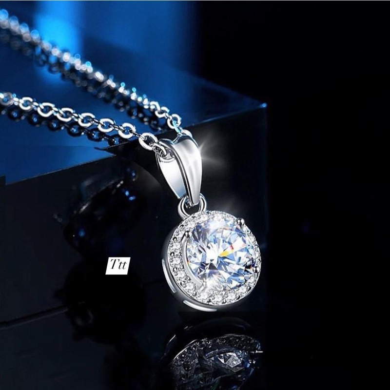 Dây chuyền kèm mặt đá tròn bạc.