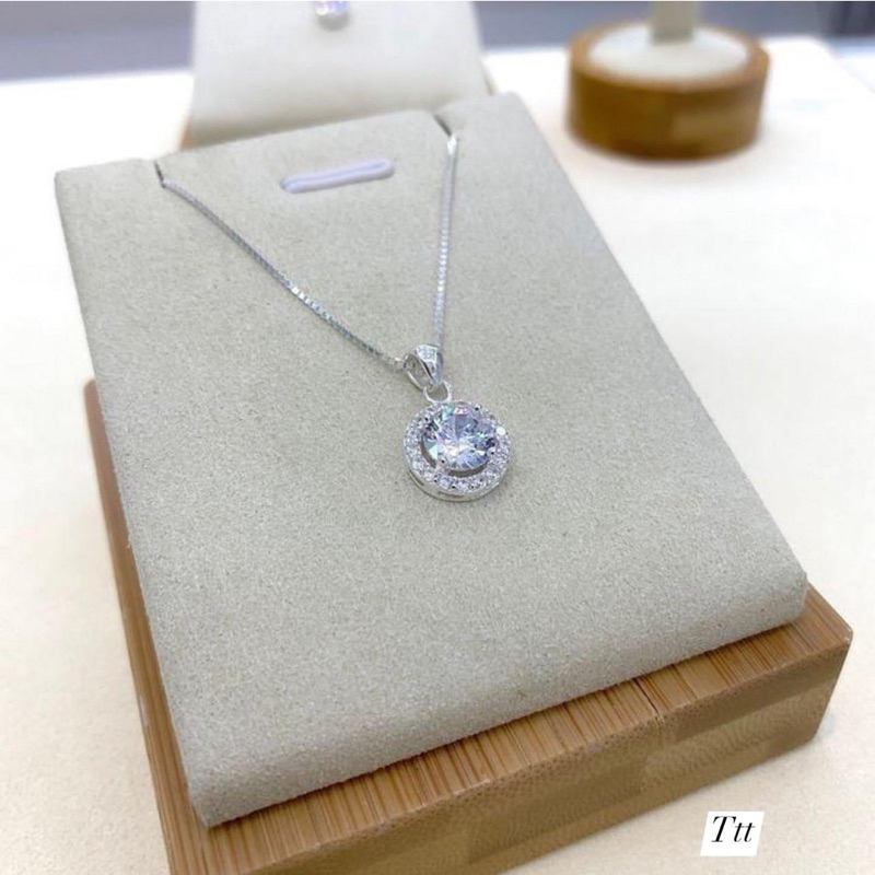 Dây chuyền kèm mặt đá tròn bạc.