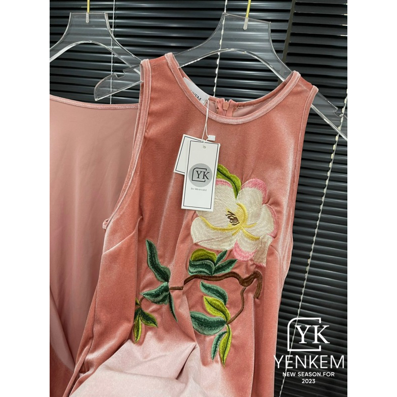 Váy nhung xuông thêu hoa