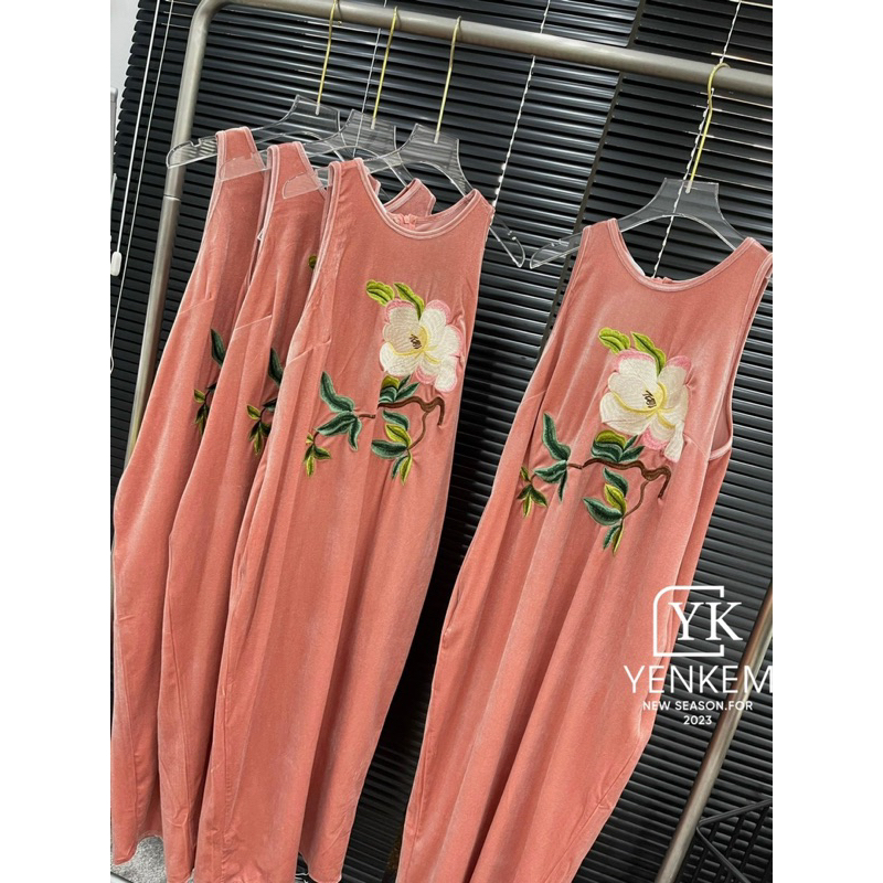 Váy nhung xuông thêu hoa