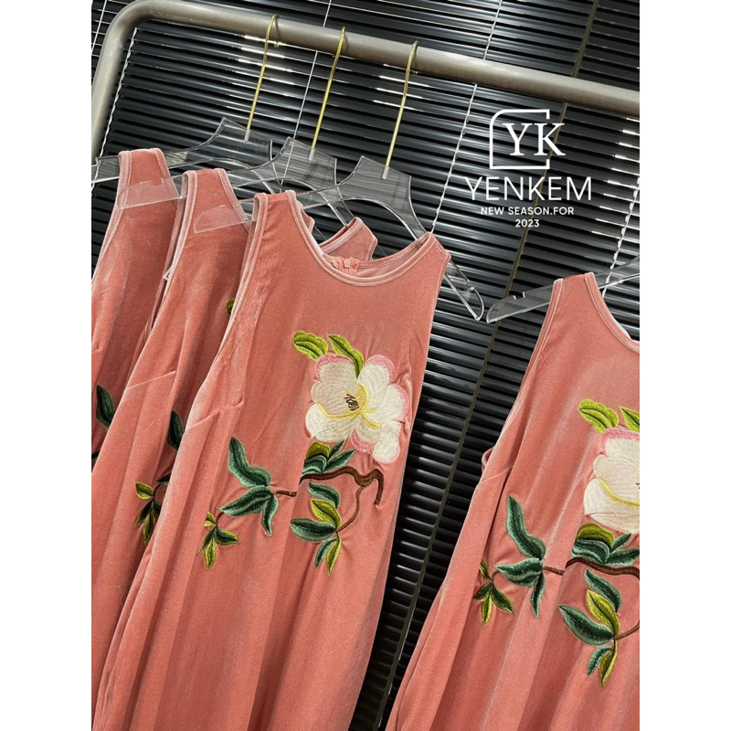 Váy nhung xuông thêu hoa