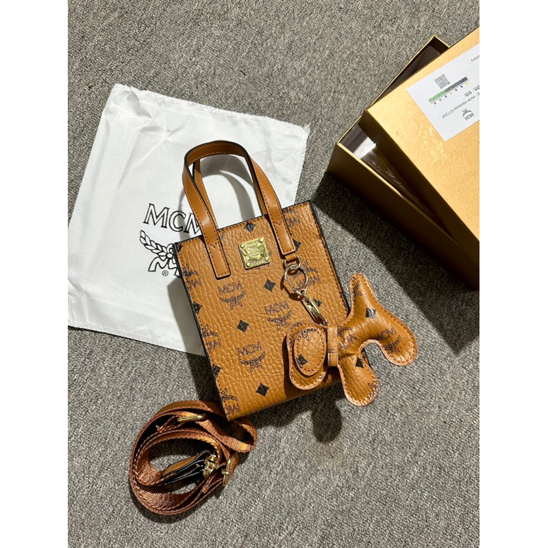 Túi M.CC.M dáng đứng size 17cm kèm hộp móc treo dây vải bản to đeo chéo